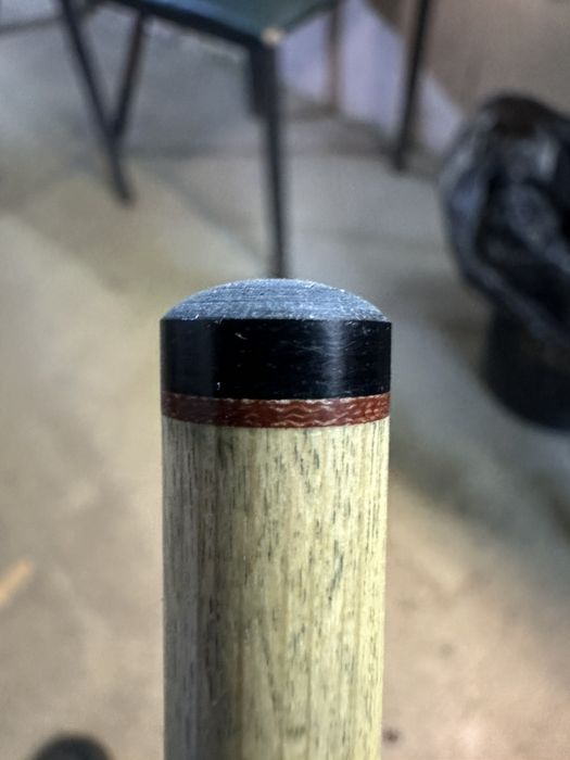 Приклейка, встановлення наклейки на більярдний кий