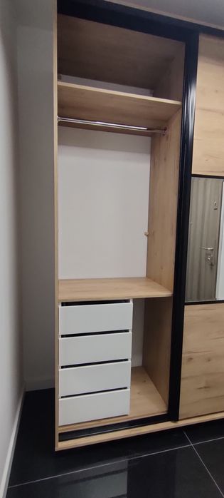 Szafa przesuwna z lustrem