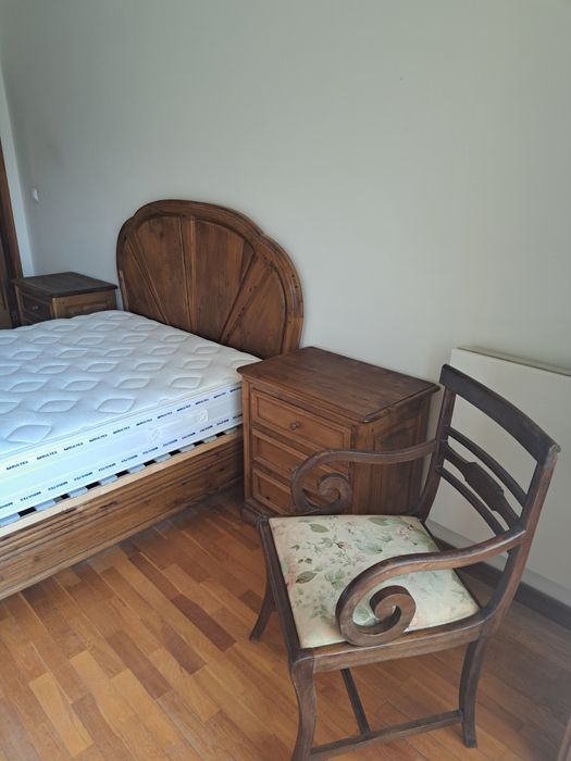 Cama, dois camiseiras e cadeira tudo castanho velho maciço