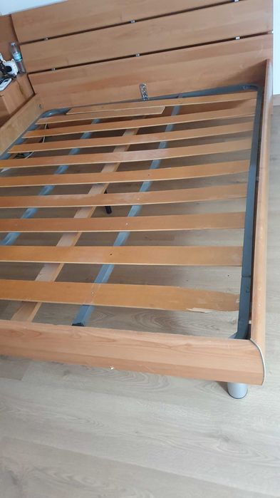 Cama de casal grande. Oferta do estrado.