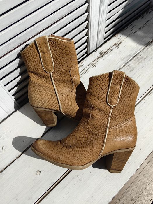 Karmelowe botki kowbojki ze zwierzęcym tłoczeniem i kremową lamówką, Onshoes , 39, 25cm