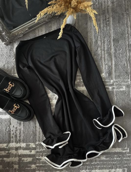 Чорна сукня.