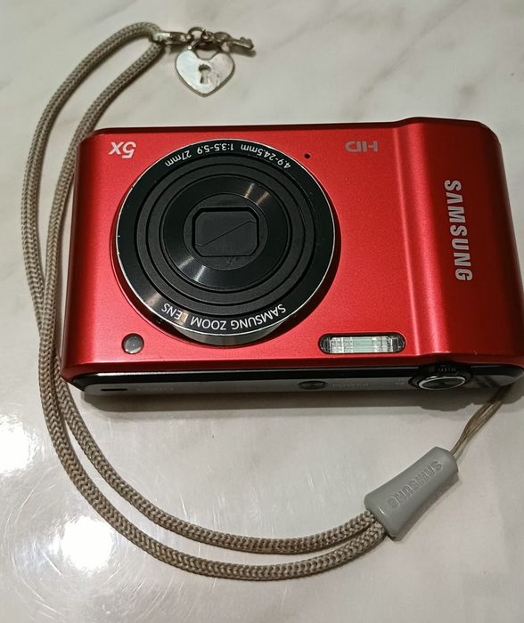 Цифровой компактный фотоаппарат Samsung ES90 красного цвета.