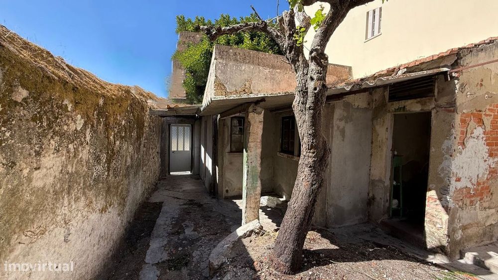 Moradia para reconstrução com duas frentes, situada no centro da ci...
