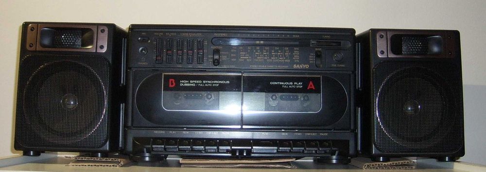 Aparelho de rádio com leitor e gravador de cassettes, marca SANYO