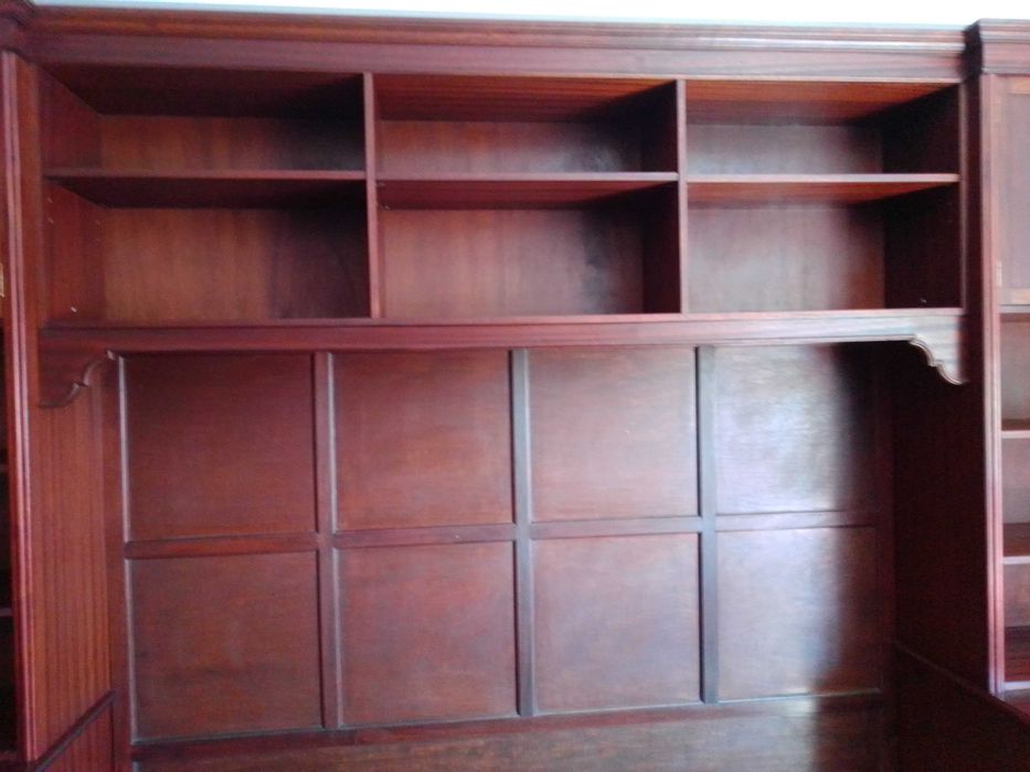 Móvel estante de sala em cor mogno.