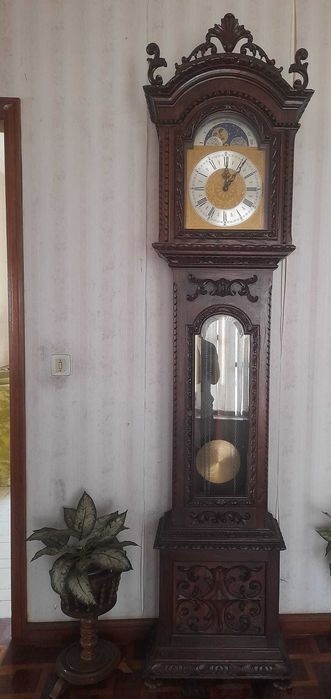 Relógio de pé alto com pêndulo