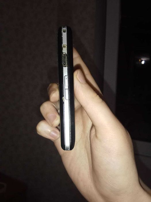 Продаю сенсорний телефон LG чорного кольору