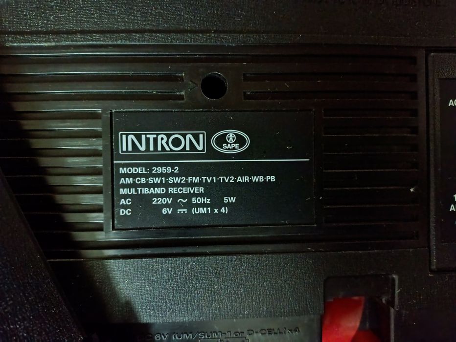 Rádio multibanda INTRON 2959-2 – vintage, a funcionar