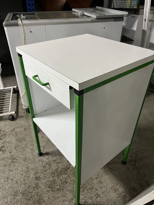 Mesa móvel de apoio em chapa com gaveta MAFIROL