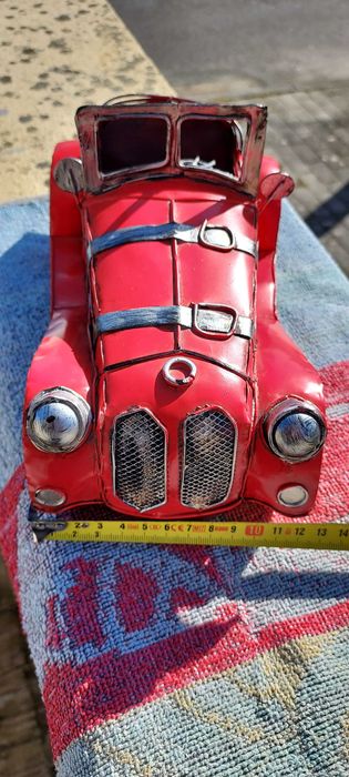 Réplica de carro antigo de cor vermelha