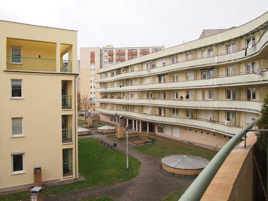 Ładne dwupokojowe mieszkanie z dużym balkonem i garażem