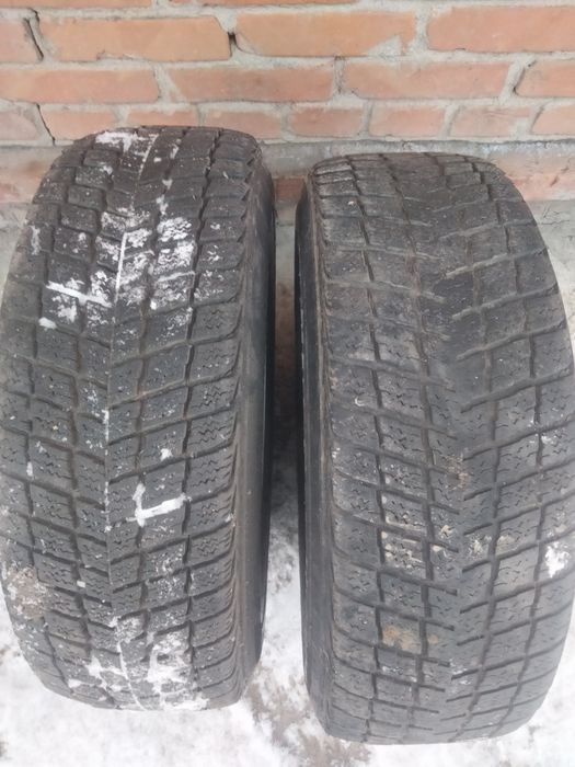 Продам зимову гуму 215/65 r16 та ще