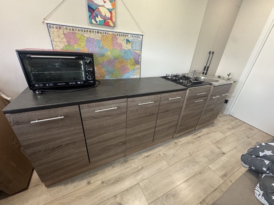 Продам кухню з поверхнями/нижні модулі