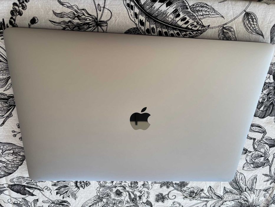 Macbook Pro 15 cali, i9/32GB RAM/Radeon Pro Vega 20 4GB/ Dysk SSD 1TB