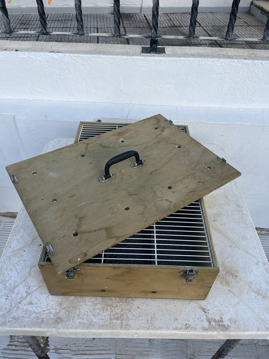 Transportadora em madeira para aves