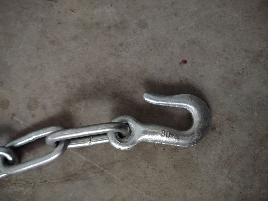 Łańcuch 2,5m długi,8 mm gruby.
