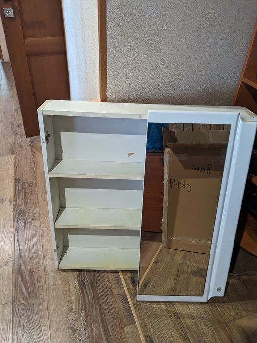 Шафа у ванну кімнату з дзеркалом