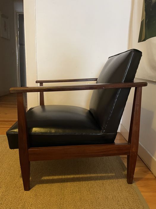 Par de poltronas vintage em madeira maciça estilo mid-century