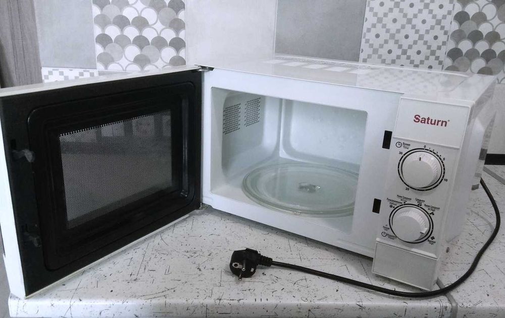 Микроволновка Saturn Отличное состояние