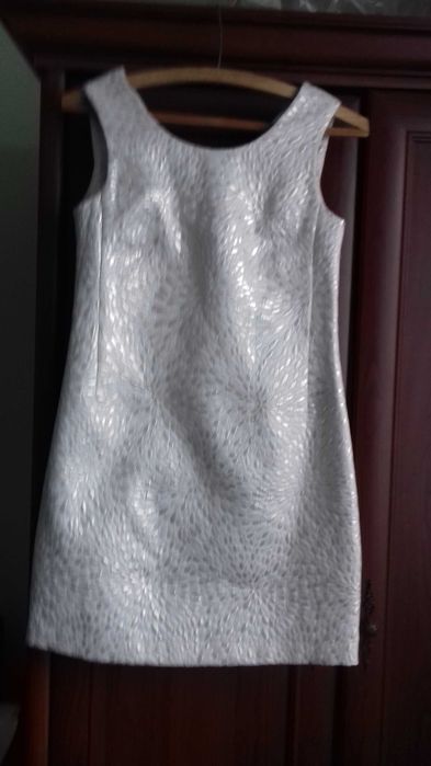 sukienka ze złotą nitką