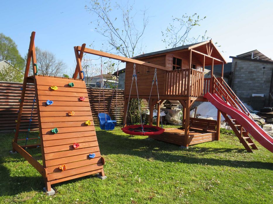 Duży domek z tarasem 200*300cm , Drewniany plac zabawna podwyższeniu, Dodatkowo: Ślizg/zjeżdżalnia 3m, Huśtawka, Piaskownica, Stół+Ławki Ściana Wspin.