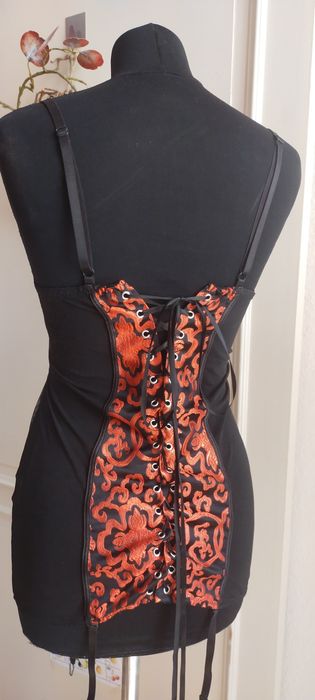 Piękny gorset zdobiony
