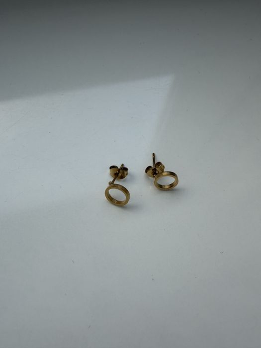 Kolczyki złote kółka sztyfty minimalist dainty elegant oldmoney quietluxury