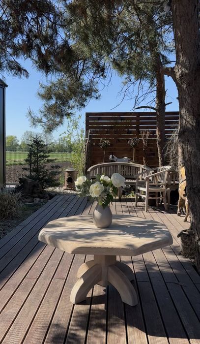 Masywny osmiokątny stolik kawowy z litego dębu