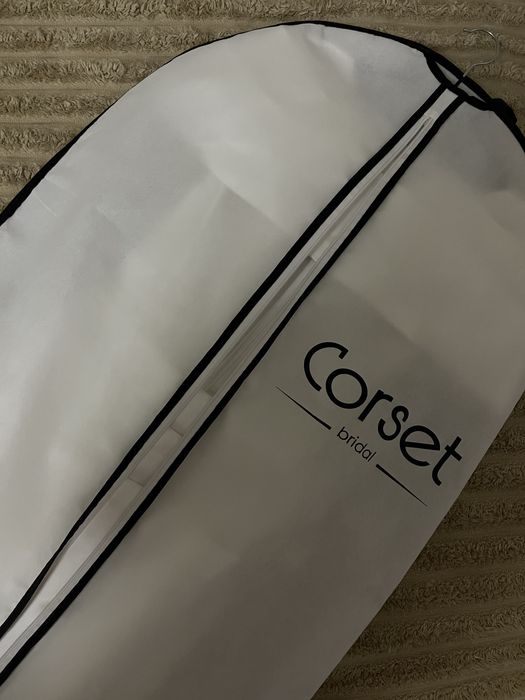 Весільна сукня в класично-мінімалістичному стилі