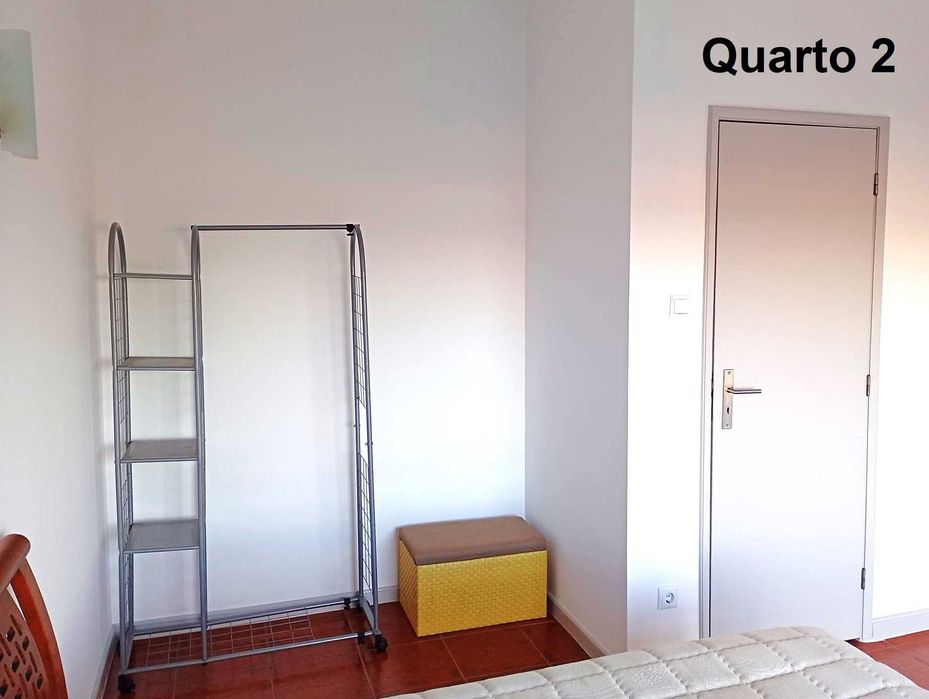 Quarto mobilado em moradia T3