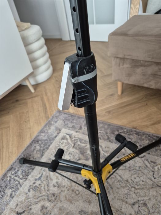 Hercules GS432B Plus statyw gitarowy na trzy gitary