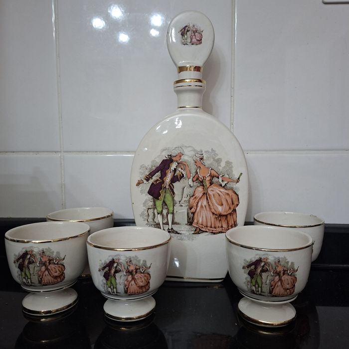 Garrafa com copinhos com pé