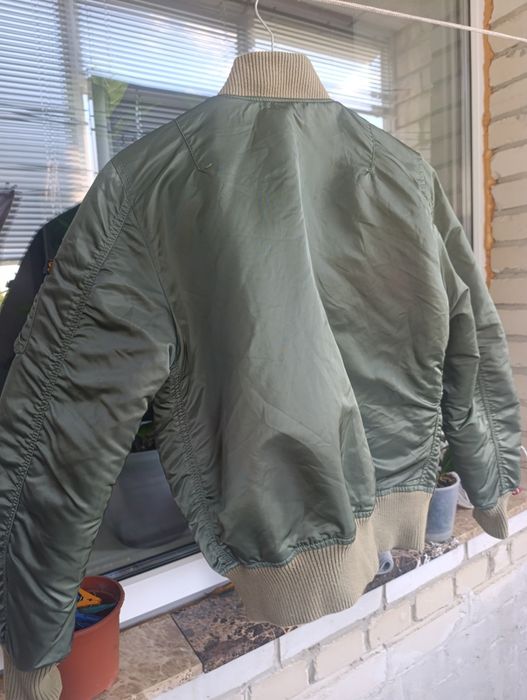 Куртку-бомбер Alpha Industries MA-1