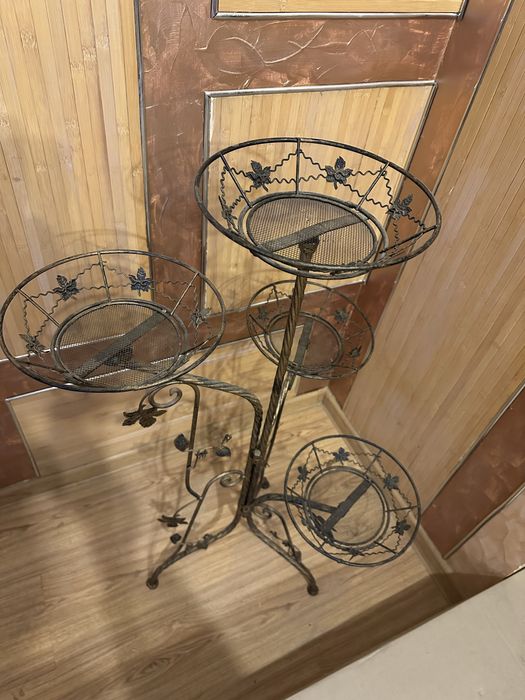 Кована підставка для вазонів