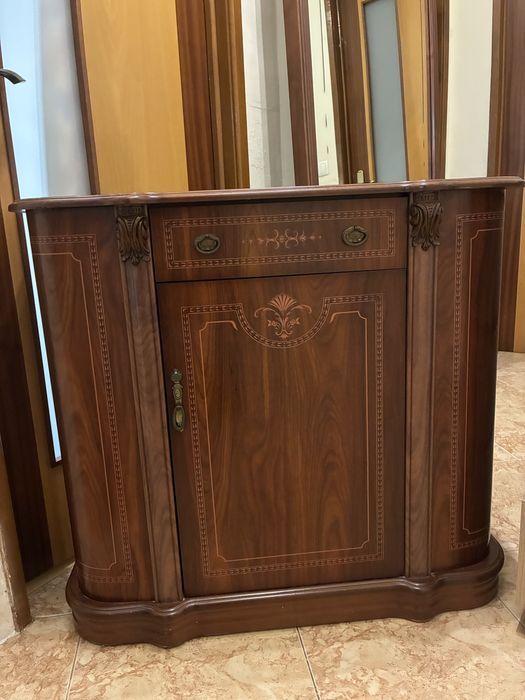 Móvel e espelho madeira escura