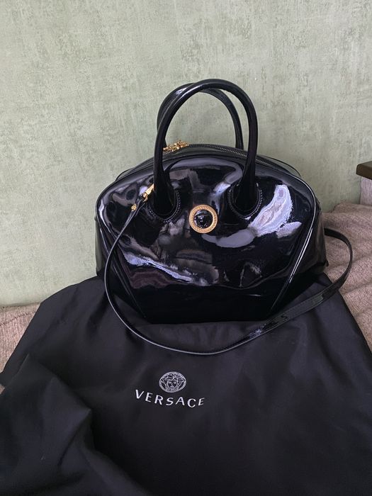 Кожаная лакированная сумка Versace