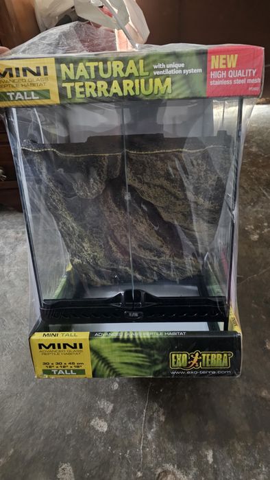 Terrário exoterra 
Tem o vidro lateral partido.

Medidas: 30x30x45

Possibilidade de entregar em mãos na zona de Lagos e