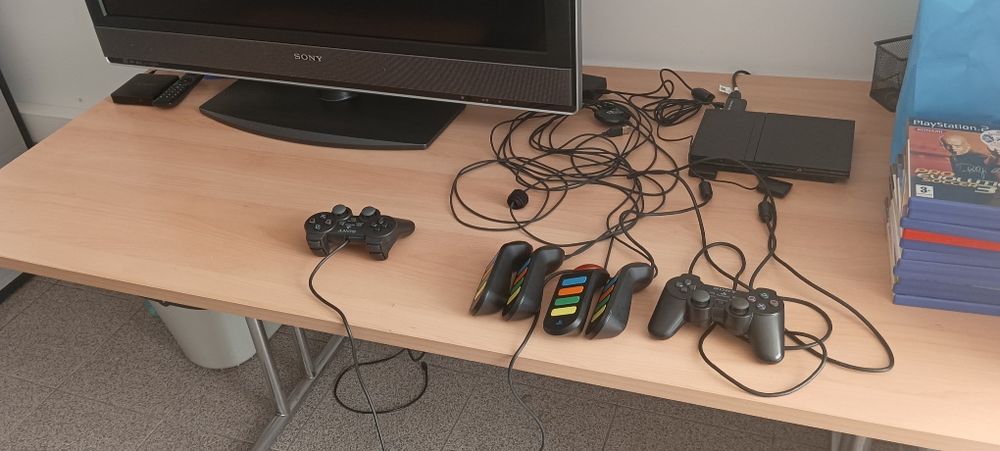 PS2 com 2 comandos , buzz e 10 jogos originais