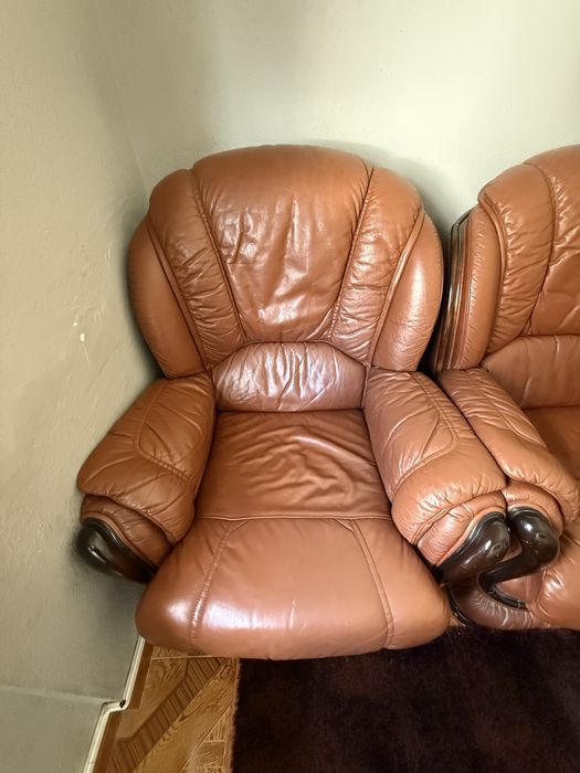 Conjunto Sofá Vintage em Couro Legítimo sendo 1 Sofá-Cama + 2 Poltronas