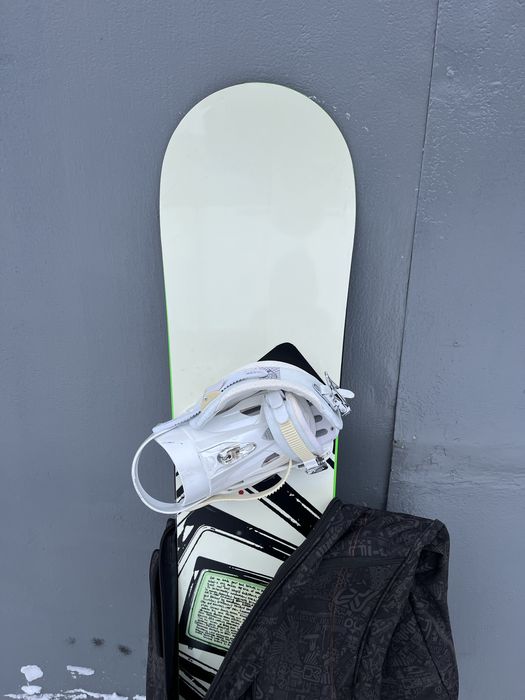 Сноуборд з кріпленнями.
