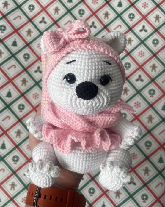 Ведмедик вʼязаний у святковому пакуванні