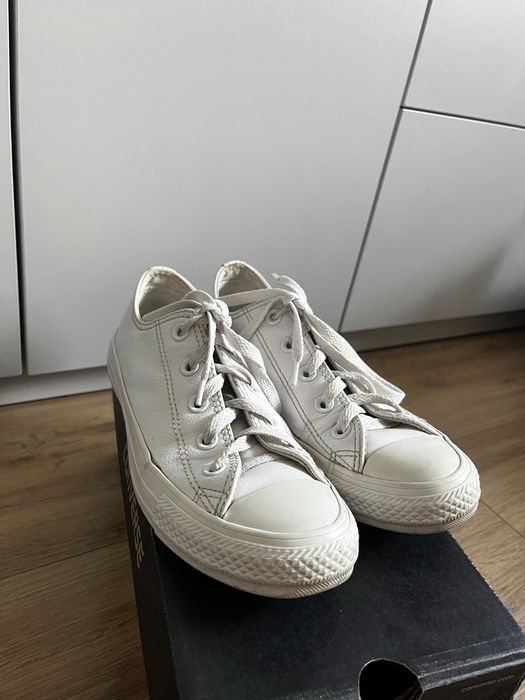 Białe buty converse
