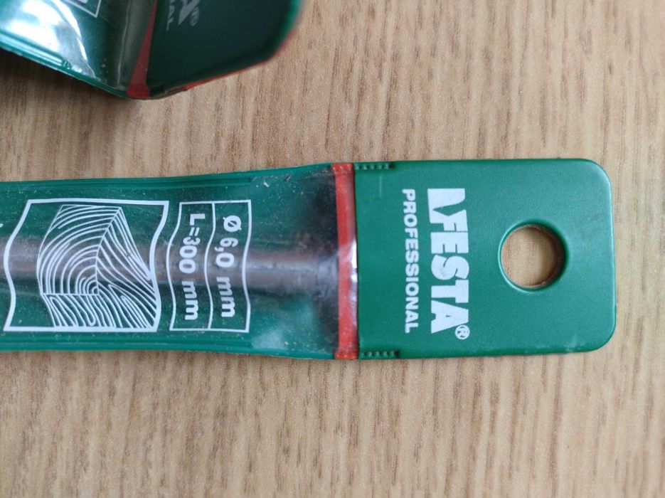 Zestaw: pędzli malarskich, wierteł, ścisków