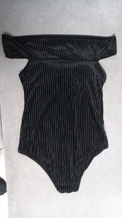 Боді чорний з відкритими плечима