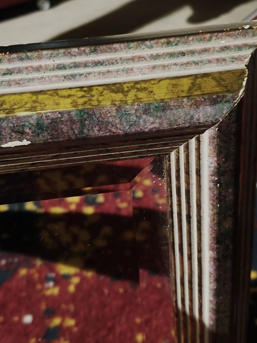 Kryształowe lustro w drewnianej ramie.