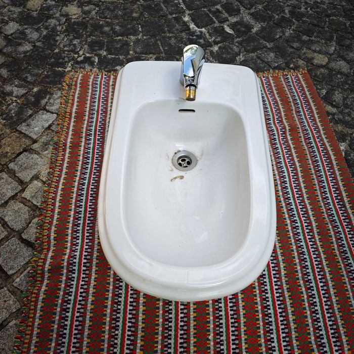 Bidé com torneira, marca INDUSA