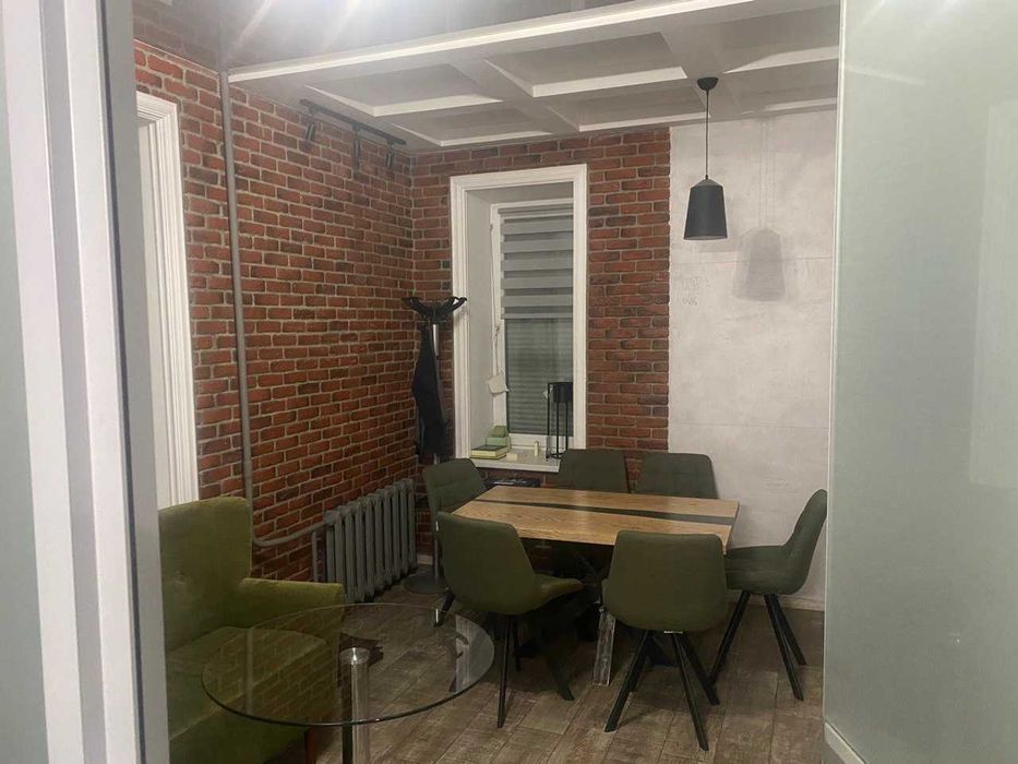 Продам офис с евроремонтом на проспекте Ивана Мазепы (около ДК Ильича)