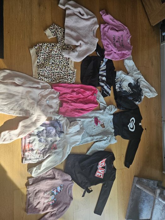Bluzy i sweterki dla dziewczynki 122 i 128