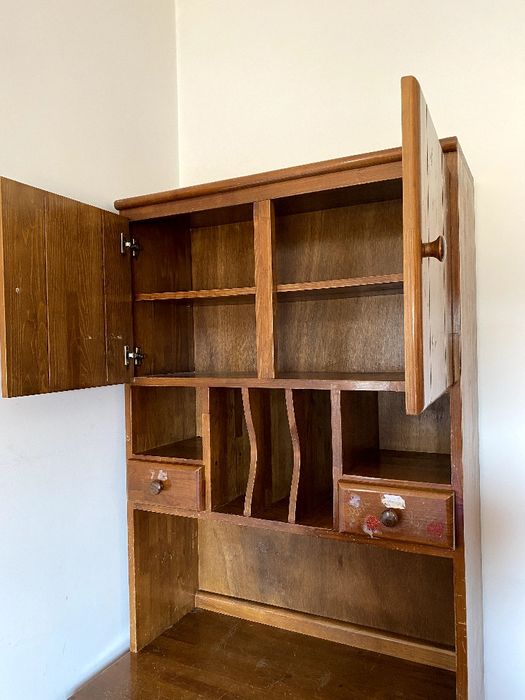 Cadeira + Secretária com prateleiras e gavetas